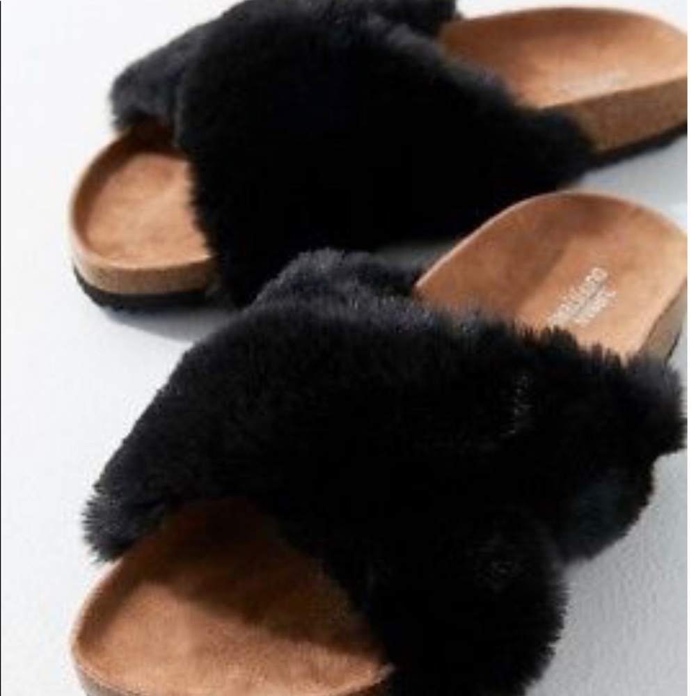 🎯Urban Outfitters fur slides